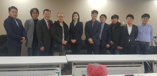 안준수 신임암호화폐거래소 운영위원장이 한국블록체인협회 관계자들과 기념사진을 찍고 있다. / 사진=한국블록체인협회