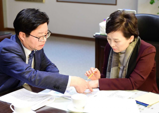 ▲ 염태영시장과 김현미 장관이 이야기를 나누고 있다. / 사진제공=수원시