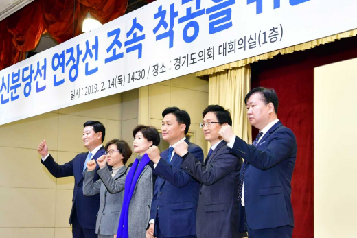 ▲ 백운석 수원시 제2부시장(오른쪽두 번째)이 신분당선 연장선 조속 착공을 위한 공동대표단(태스크포스팀) 관계자들과 함께 첫 회의를 열고, 기념촬영을 하고 있다. / 사진제공=수원시
