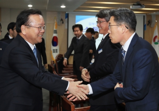 김부겸 장관(왼쪽)이 지난 14일 경남도청을 방문해 박성호 권한대행(오른쪽)과 인사를 나누고 있다./사진제공=경남도 