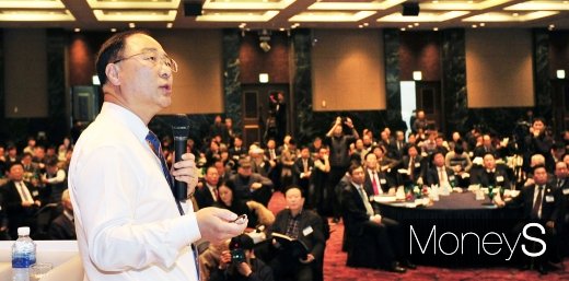 [머니S포토] 홍남기 부총리, 4차 산업혁명 관련 중기중앙 CEO포럼 강연