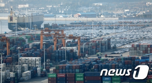 경기도 평택항 수출 야적장에 자동차와 컨테이너가 쌓여 있다./사진=뉴스1
