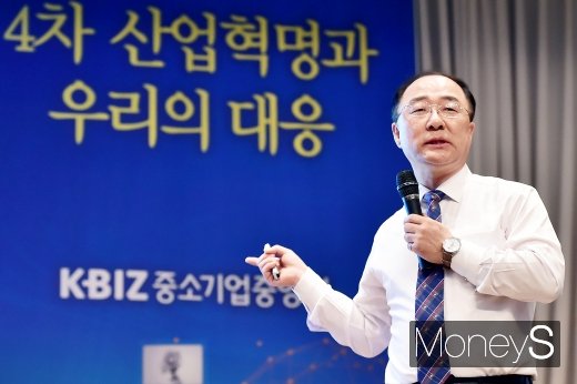 [머니S포토] KBIZ CEO 포럼 강연자로 나선 홍남기 경제부총리