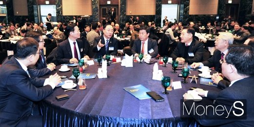 [머니S포토] 중소기업인 만난 홍남기 부총리