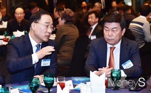 [머니S포토] 중기중앙 CEO 혁신포럼, 의견 나누는 홍남기-박성택