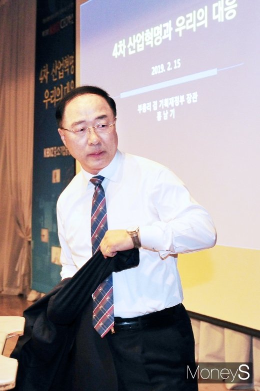 [머니S포토] 후끈 포럼 열기에 겉옷 벗는 홍남기