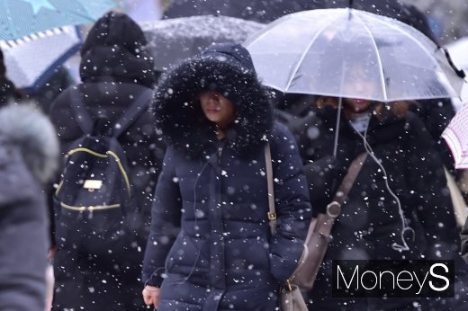 [머니S포토] 눈 내리는 출근길