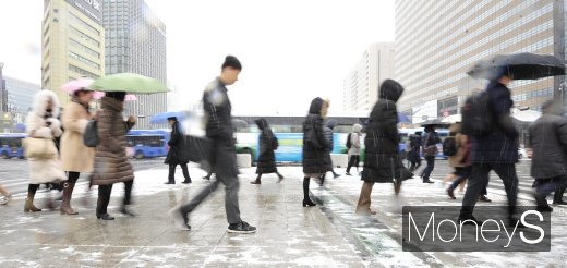 [머니S포토] 눈 내리는 서울… 분주한 출근길 발걸음