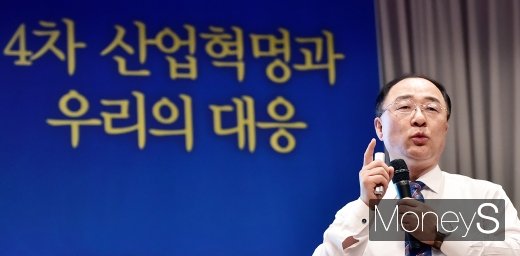 [머니S포토] 4차 산업혁명 관련 입 뗀 홍남기