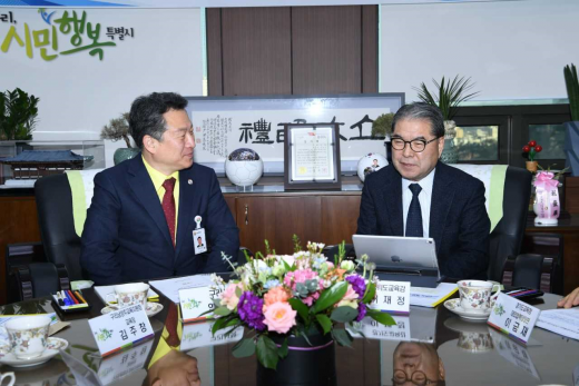 ▲ 이재정 경기도교육감과 갈매지구 학교 현황 사항을 논의 중인 안승남 시장. / 사진제공=구리시