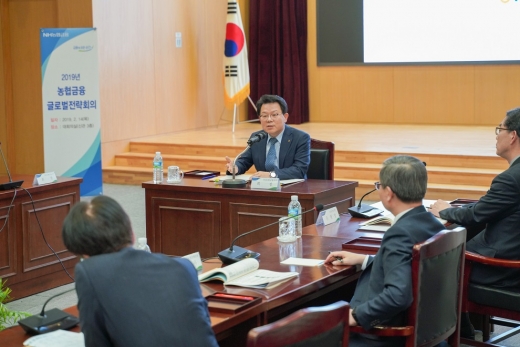 김광수 농협금융 회장(가운데)이 14일 서울시 중구 농협은행 본점에서 열린 '2019년 농협금융 글로벌전략회의'에서 당부말을 하고 있다. / 사진제공=농협금융