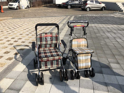 ▲ 전국자원봉사연맹 보행보조기 후원. / 사진제공=의정부시