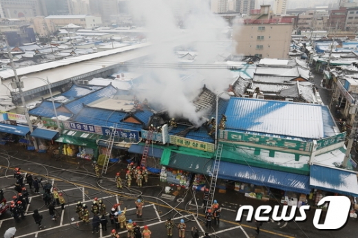 15일 오전 서울 동대문구 청량리 농수산물시장에서 화재가 발생해 소방대원들이 진화작업을 하고 있다. /사진=뉴스1