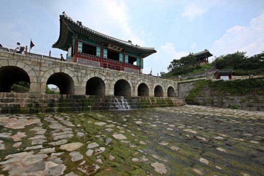 수원천 위에 걸린 북수문인 화홍문. /사진=한국관광공사