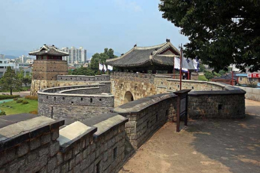 보물로 지정된 화서문과 서북공심돈. /사진=한국관광공사