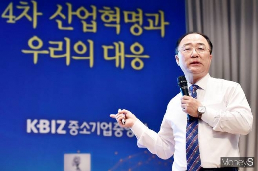 15일 서울 여의도 중소기업중앙회에서 열린 중소기업중앙회(KBIZ) CEO 혁신포럼에서 홍남기 경제부총리 겸 기획재정부 장관이 '4차 산업혁명과 우리의 대응'을 주제로 강연하고 있다. / 사진=임한별 기자