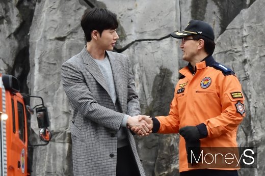 [머니S포토] 김승룡 소방정과 인사나누는 박해진