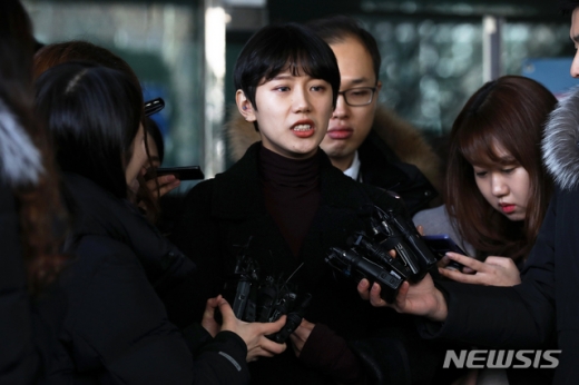 유튜버 양예원씨가 지난달 9일 오전 서울 마포구 서부지법에서 열린 '비공개 촬영회' 모집책 최모씨(45·구속)의 강제추행 및 성폭력 범죄 등에 관한 특례법상 동의촬영물 유포 혐의에 대한 선고공판이 끝난 뒤 심경을 밝히고 있다. /사진=뉴시스