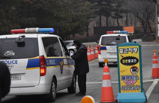 지난 14일 대전 유성구 외삼동 한화 대전공장에서 폭발 사고가 발생해 3명의 사망자가 발생한 가운데 대전지방경찰청 과학수사대 차량이 15일 오전 현장으로 들어가고 있다. / 사진=뉴시스 함형서 기자
