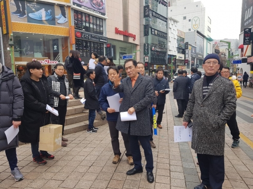 전통시장 활성화를 위해 부산지역 시장을 찾은 정장선 평택시장. /사진제공=평택시