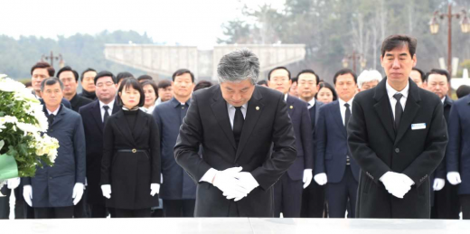 광주 5.18 민주묘지를 참배한 전국시도의회의장협의회. /사진제공=경기도의회