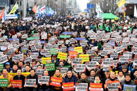 광주 금남로 일대에서 16일 열린 ‘한국당 망언 의원 퇴출, 5·18역사왜곡처벌법 제정을 위한 범시민궐기대회’ 모습. /사진=뉴시스 신대희 기자 