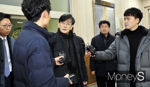 [머니S포토] 19시간 경찰조사 마친 손석희 사장