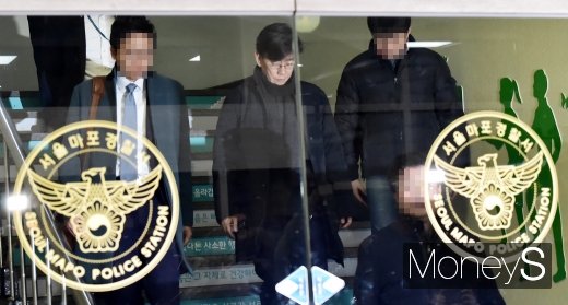 [머니S포토] 경찰조사 마친 손석희