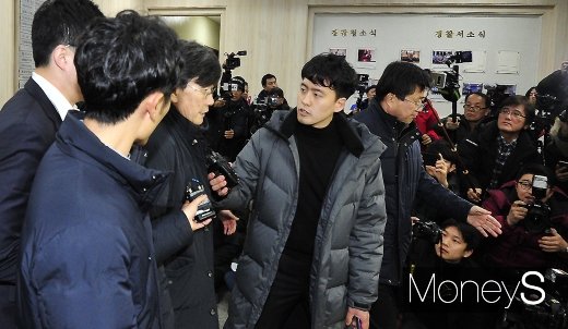 [머니S포토] 19시간의 경찰조사, 취재진 질문받는 손석희