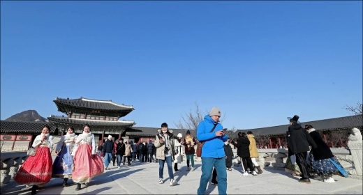 서울 종로구 경복궁에서 시민들과 외국인 관광객들이 즐거운 시간을 보내고 있다./사진=머니투데이DB