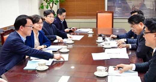 ▲ 조청식 제1부시장이 김정렬 국토부 제2차관, 이화순 경기도 행정2부지사와 대화. / 사진=수원시