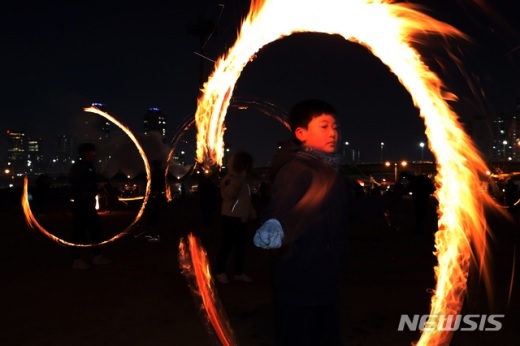 16일오후 서울 양천구 안양천 둔치에서 열린 '정월대보름 민속축제'에 참석한 어린이들이 쥐불놀이를 즐기고 있다./사진=뉴시스 
