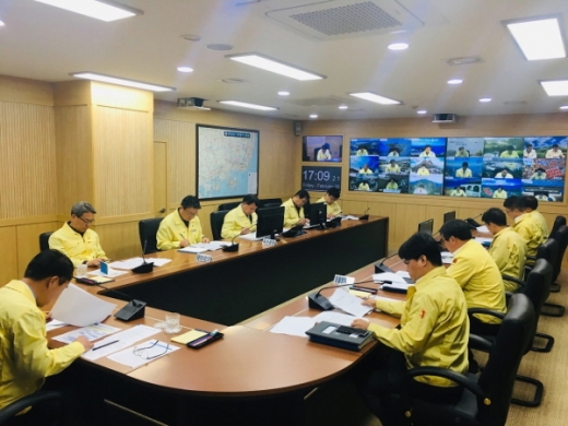 지난 2월8일 경남도지사 권한대행 주재 시군부단체장 영상회의 개최./사진제공=경남도