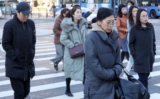 서울 기온이 영하권으로 떨어진 가운데 시민들이 광화문 네거리 인근에서 출근길 발걸음을 옮기고 있다./사진=머니투데이DB