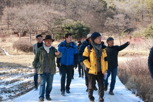 ▲ 환경운동연합, 지속가능발전협의회 등 시민단체 관계자들과 함께 동탄동 옛 장지리 일대 생태현장을 둘러보고 있는 서철모 화성시장. / 사진=서철모 시장 페이스북 캡쳐 