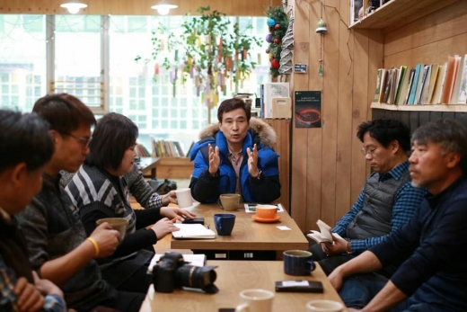 ▲ 서철모 화성시장이 환경운동연합, 지속가능발전협의회 등 시민단체 관계자들과 함께 회의를 주재하고 있다. / 사진=서철모 시장 페이스북 캡쳐 