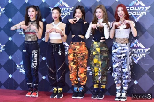 ITZY(있지)가 지난 14일 오후 서울 마포구 상암동 CJE&M센터에서 열린 Mnet 엠카운트다운 리허설 무대에 앞서 포토타임을 갖고 있다. /사진=장동규 기자