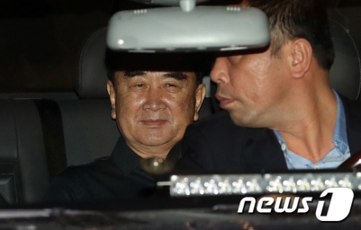 김창선 북한 국무위원회 부장이 지난 17일 베트남 하노이의 소피텔레전드메트로폴하노이 호텔을 살펴본 뒤 차량에 탑승했다./사진=뉴스1 박세연 기자 