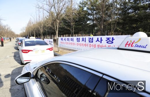 [머니S포토] 택시 미터기 조정 위해 늘어선 줄