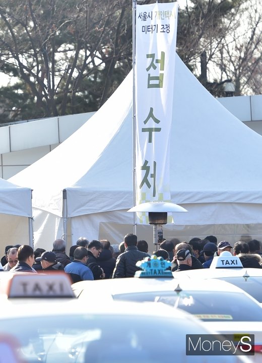 [머니S포토] 택시 미터기 작업공간 '북적북적'