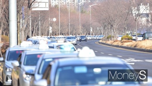 [머니S포토] '미터기 조정' 위해 길게 늘어선 택시