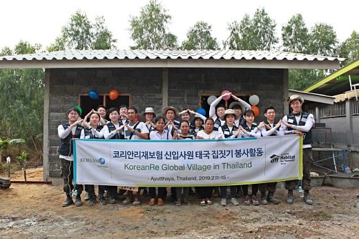 코리안리 신입사원 해외봉사단이 지난 11일부터 15일까지 태국 아유타야에서 집짓기 봉사활동을 펼치고 사진을 찍고 있다. / 사진=코리안리.