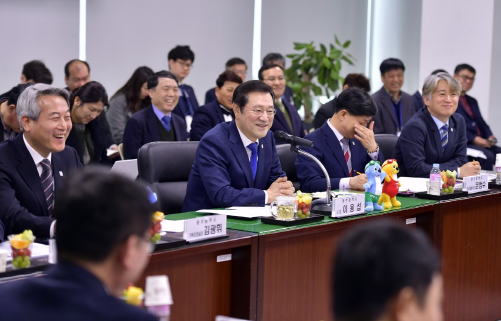 이용섭 광주광역시장이 18일 오전 광주도시공사를 방문해 2019년 성과창출 계획과 주요업무 보고를 받은 뒤 직원들과 대화를 나누고 있다./사진제공=광주광역시