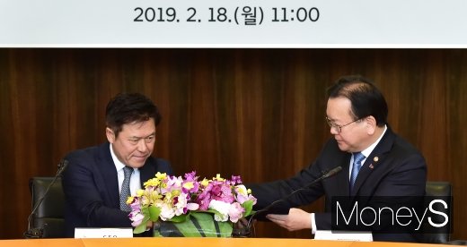 [머니S포토] 업무협약 체결하는 김부겸 장관과 박정호 SKT 사장