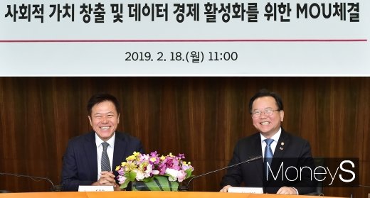 [머니S포토] 활짝 웃고 있는 김부겸-박정호