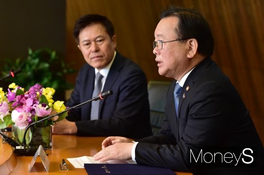 [머니S포토] 행안부-SKT MOU, 모두발언하는 김부겸