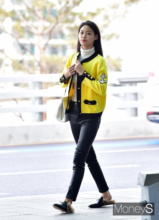 [머니S포토] 설현, 봄을 부르는 노란 카디건 패션
