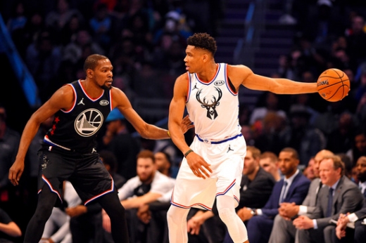 18일 오전(한국시간) 미국 노스캐롤라이나 주 샬럿 스펙트럼 센터에서 열린 ‘2019 NBA 올스타전’에서 최고의 활약을 펼쳤던 케빈 듀란트(왼쪽)와 야니스 아데토쿤보. /사진=로이터