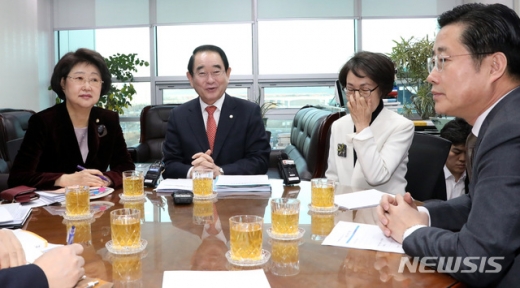18일 오전 서울 영등포구 여의도 국회 의원회관에서 진행된 국회 윤리특위 회의. 왼쪽부터 김승희 자유한국당 의원, 박명재 윤리특위 위원장, 권미혁 더불어민주당 의원, 이철규 바른미래당 의원. /사진=뉴시스 박영태 기자
