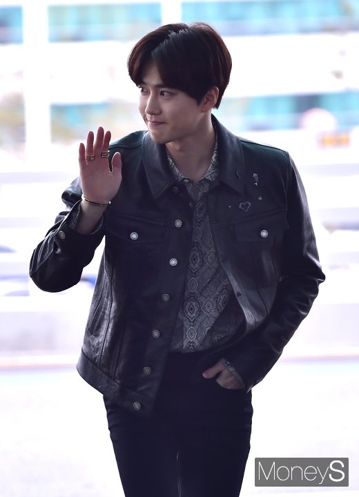 [머니S포토] 엑소 수호 '저 횡단보도 건널게요'